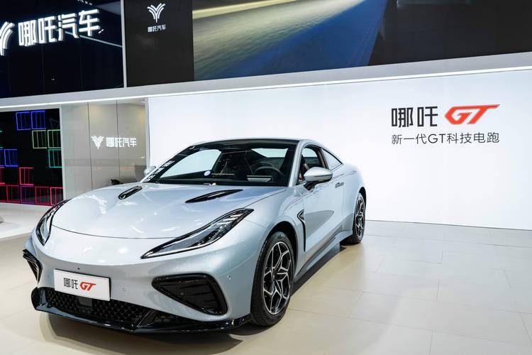 广州226哪吒汽车在智能汽车领域的表现，领途汽车在新能源汽车市场中的影响力